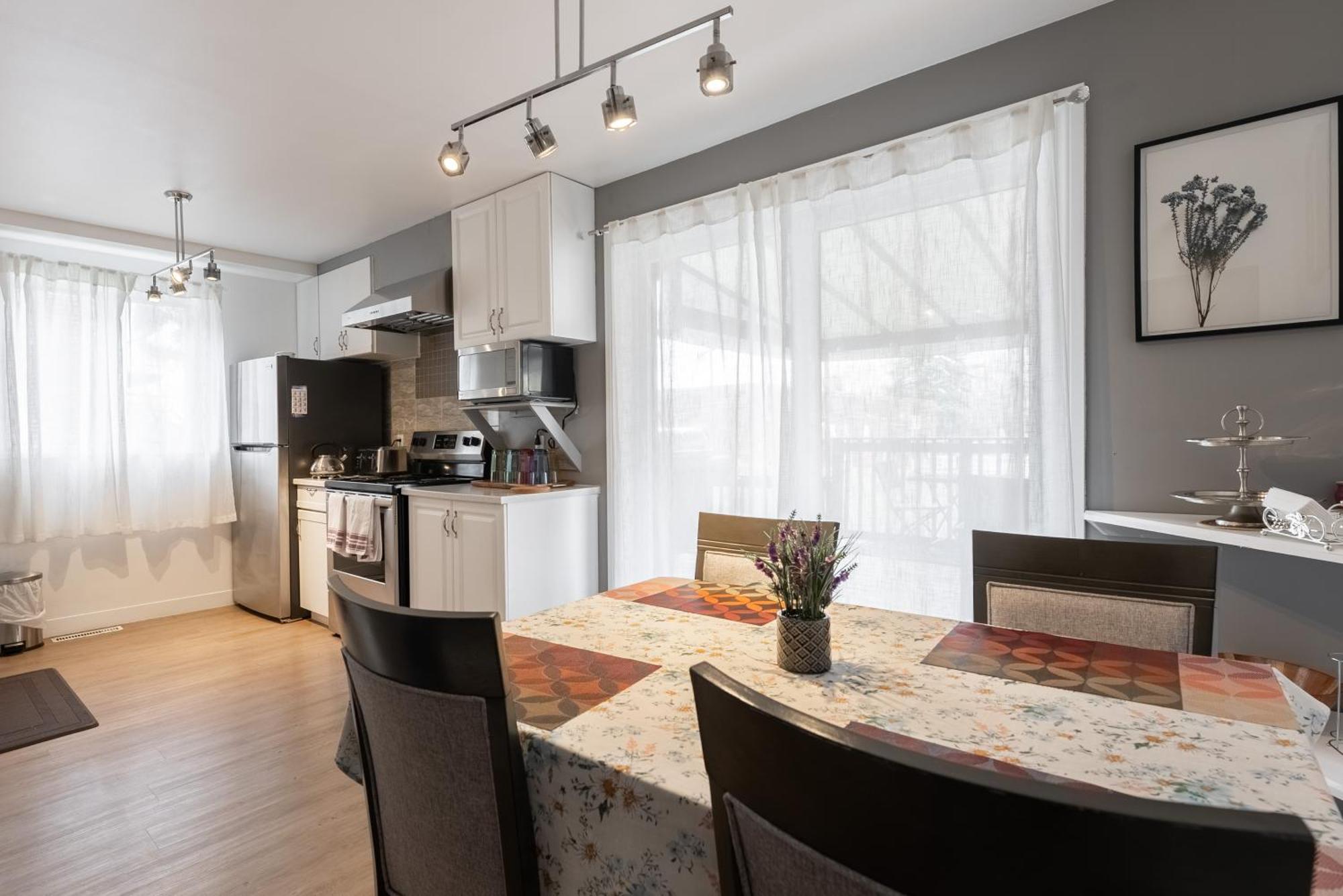 Comfortable Spacious House With Parking Brossard Ngoại thất bức ảnh