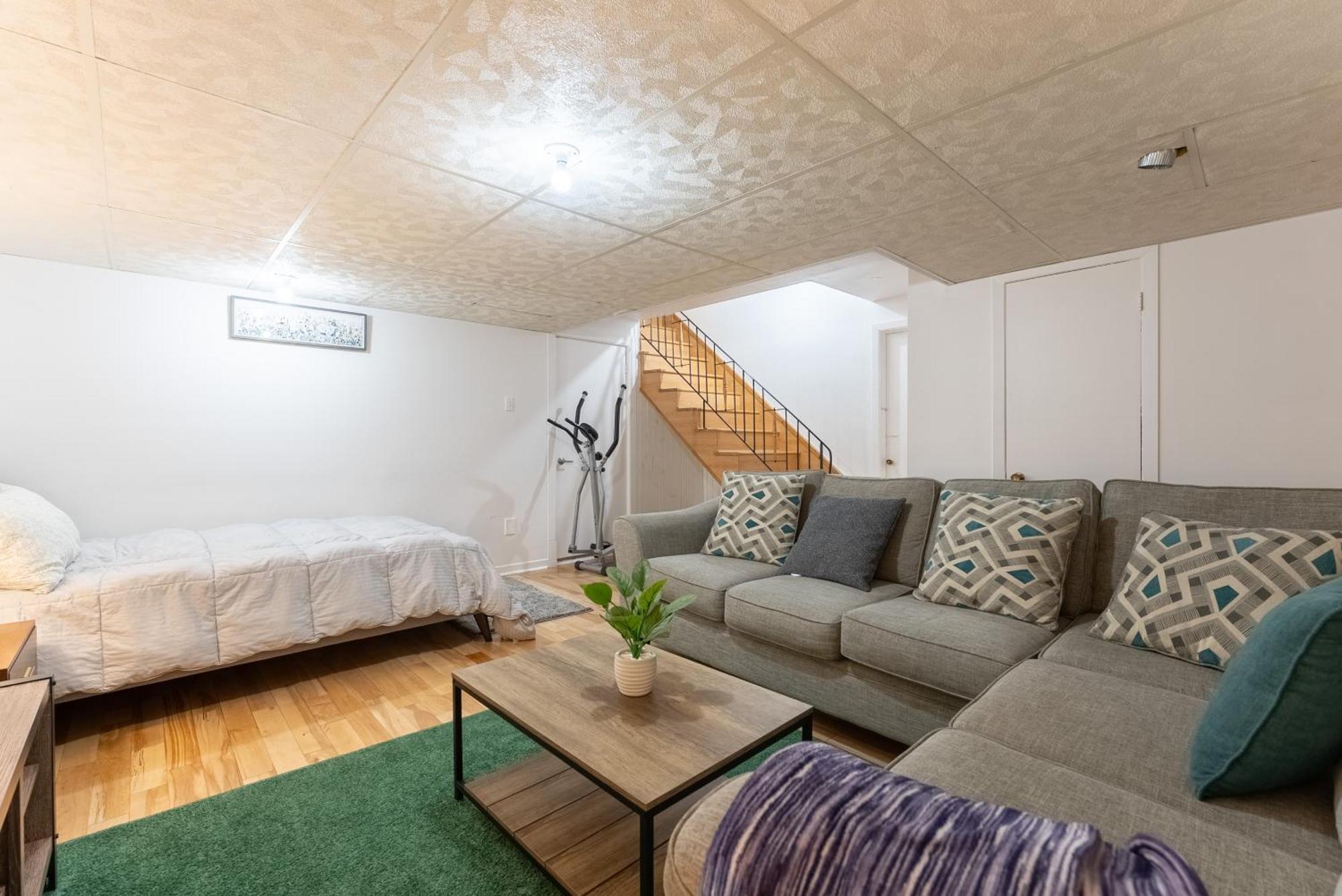 Comfortable Spacious House With Parking Brossard Ngoại thất bức ảnh